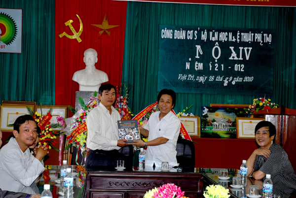 GIAO LƯU VỚI HỘI NHÀ VĂN NGHỆ THUẬT TỈNH PHÚ THỌ 2010