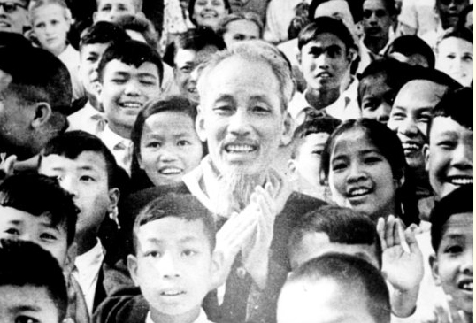 Học tập tư tưởng Hồ Chí Minh nghĩa là phải sống và làm việc tốt hơn 