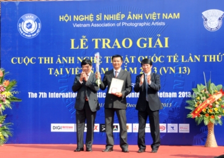 NSNA Đặng Văn Nở nhận Huy chương Vàng FIAP tại Lễ trao giải và khai mạc triển lãm ảnh nghệ thuật quốc tế tại Việt Nam năm 2013 