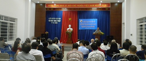 Nhà thơ Hữu Thỉnh gặp gỡ văn nghệ sĩ Đà Nẵng