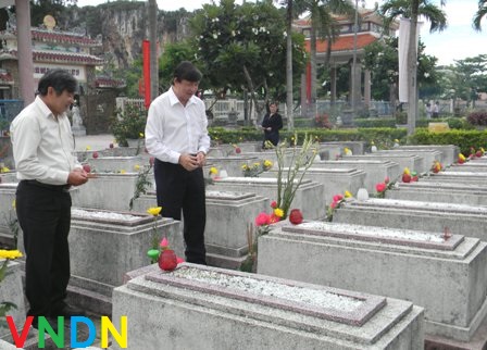 Viếng mộ liệt sĩ - văn nghệ sĩ