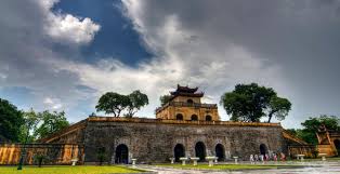 Khoảnh khắc với Hoàng thành – Thơ Nguyễn Nhã Tiên