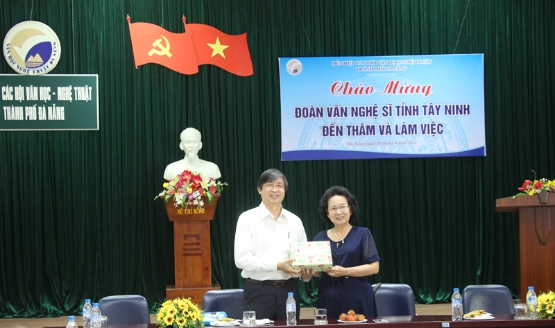 Tiếp đoàn văn nghệ sĩ tỉnh Tây Ninh