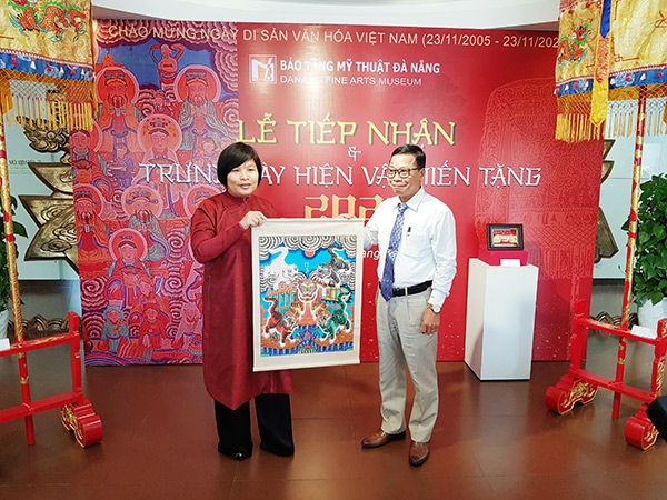 Bảo tàng Mỹ thuật Đà Nẵng được hiến tặng 240 hiện vật tranh dân gian