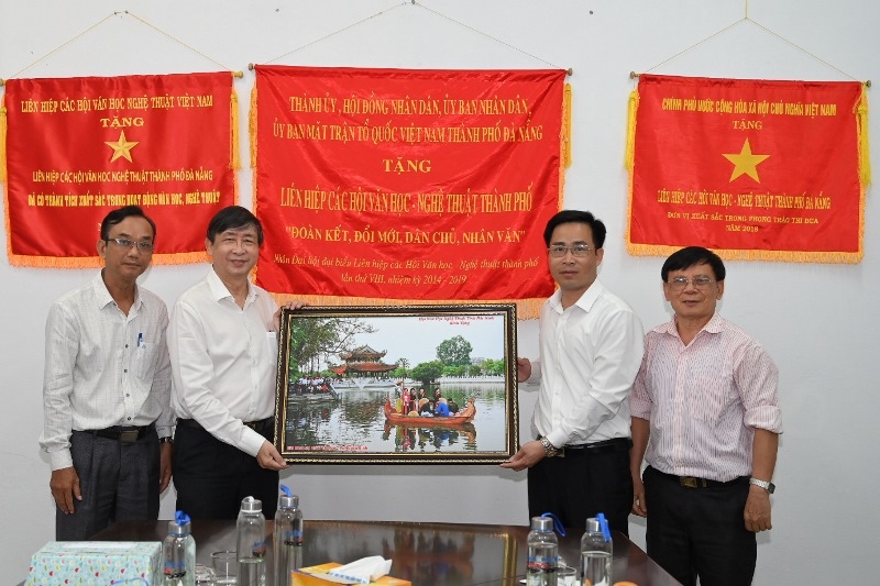 Tiếp đoàn văn nghệ sĩ tỉnh Bắc Ninh
