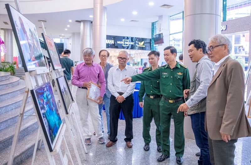 Trưng bày Ảnh Thời sự - Nghệ thuật chào mừng kỷ niệm 65 năm Ngày truyền thống Bộ đội Biên phòng Việt Nam