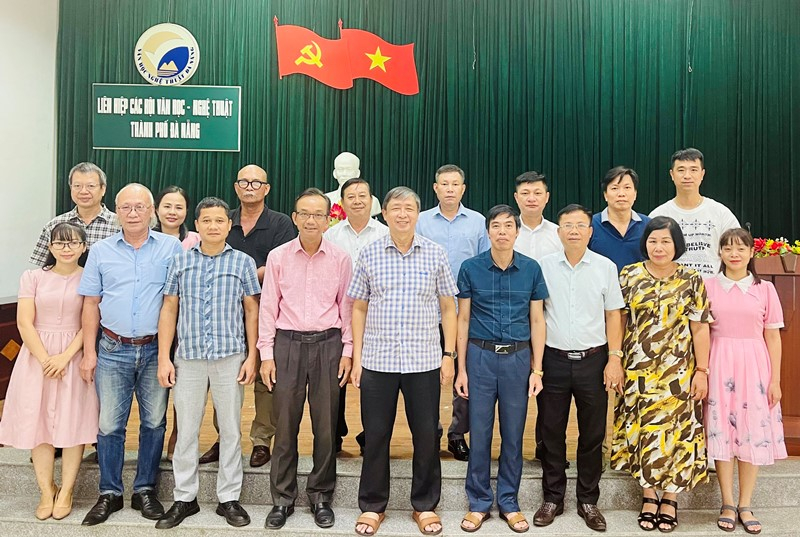 Tiếp đoàn văn nghệ sĩ tỉnh Quảng Ninh