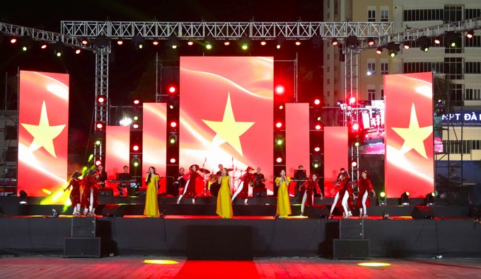 Chương trình nghệ thuật chủ đề “Tình đất nước” thu hút đông đảo người dân, du khách thưởng thức