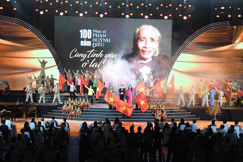 Sâu lắng chương trình nghệ thuật “Cùng tình yêu ở lại”