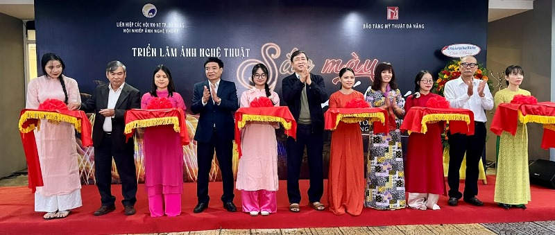 Sắc màu ánh sáng - hấp dẫn du khách lạc vào thế giới của sắc màu pháo hoa