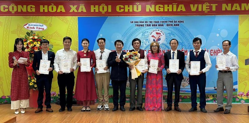 Bế giảng lớp truyền dạy nhạc cụ dân tộc đệm hát chòi