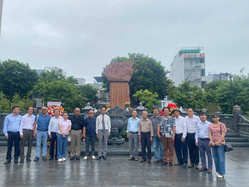 Dâng hương tưởng niệm các anh hùng liệt sĩ
