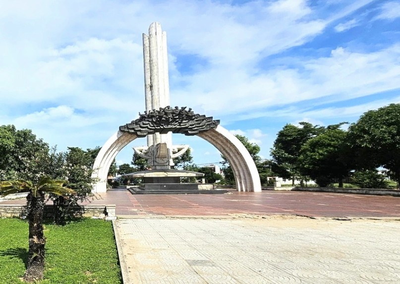Về miền đất anh hùng