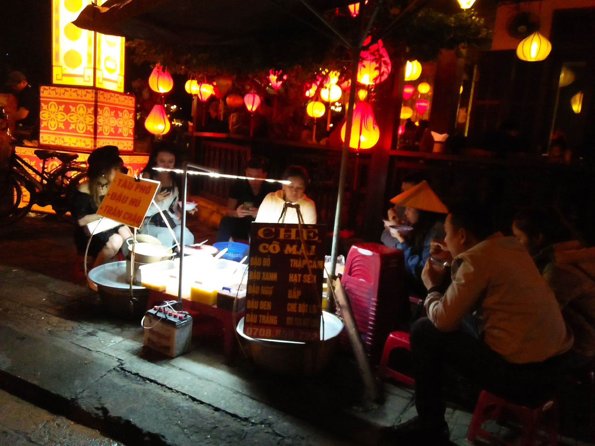 Lặng lẽ gánh chè đêm