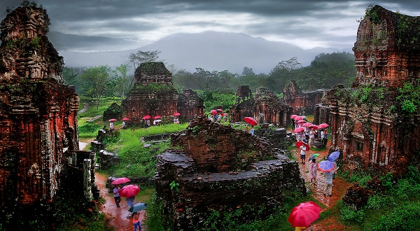 Tháp cổ ngày mưa