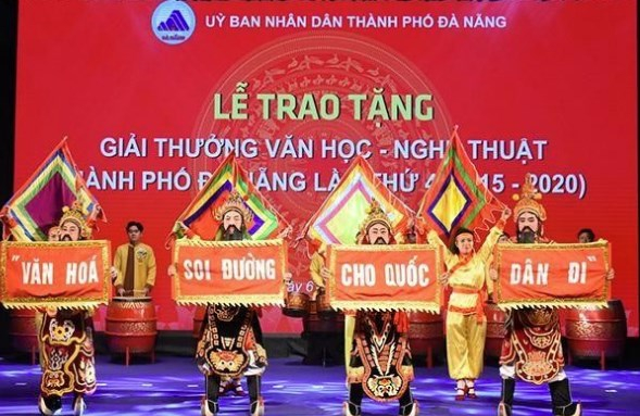 Chuyển trọng tâm tư duy để văn học, nghệ thuật bước vào công nghiệp văn hóa