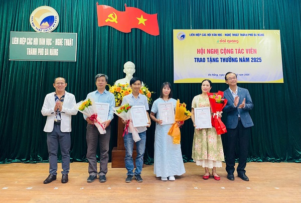 Tặng thưởng Tạp chí Đất Quảng Năm 2025