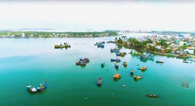 Sông nằm nghe biển hát