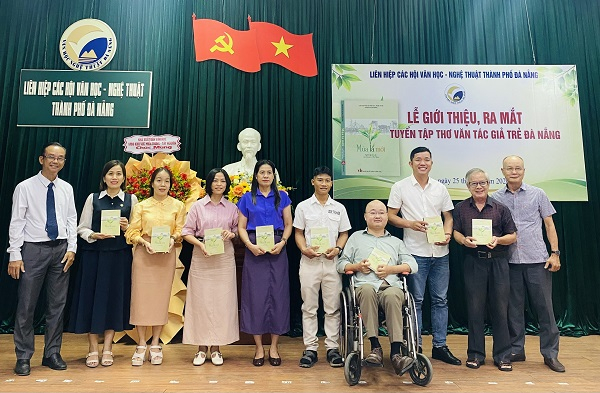 Giới thiệu, ra mắt tuyển tập thơ văn tác giả trẻ Đà Nẵng Mùa lá mới