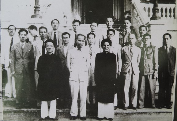 “Dưới đất trên trời giữa có dân”