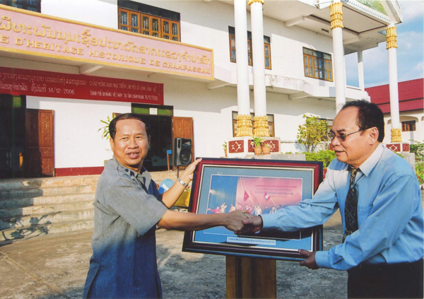 ĐOÀN NHÀ VĂN ĐÀ NẴNG THĂM LÀO