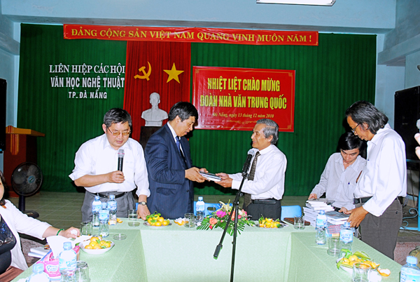 TIẾP ĐOÀN NHÀ VĂN TRUNG QUỐC NĂM 2010