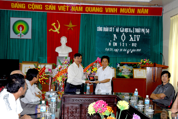 GIAO LƯU VỚI HỘI NHÀ VĂN NGHỆ THUẬT TỈNH PHÚ THỌ 2010