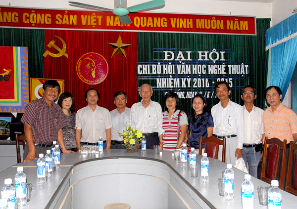 GIAO LƯU VỚI HỘI NHÀ VĂN NGHỆ THUẬT TỈNH LÀO CAI 2010