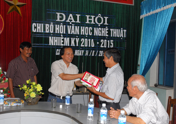 GIAO LƯU VỚI HỘI NHÀ VĂN NGHỆ THUẬT TỈNH LÀO CAI 2010