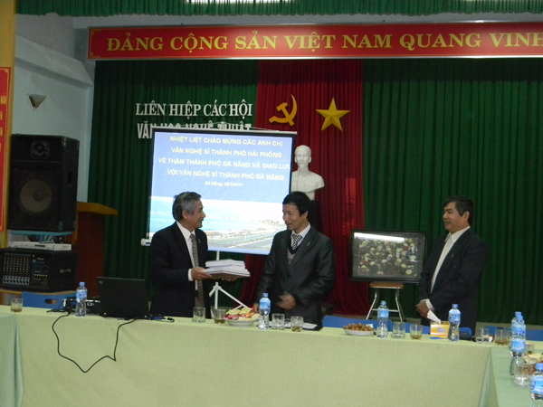 GIAO LƯU VỚI HỘI VĂN HỌC NGHỆ THUẬT THÀNH PHỐ HẢI PHÒNG 2011