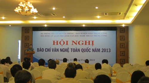 Tham dự Hội nghị Báo chí văn nghệ toàn quốc 2013