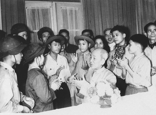 Bác Hồ với việc giáo dục cách mạng cho đoàn viên, thanh niên