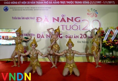 Khai mạc triển lãm ảnh với chủ đề “Đà Nẵng tuổi hai mươi” và trưng bày tư liệu “Đà Nẵng - Dấu ấn 20 năm đổi mới” 