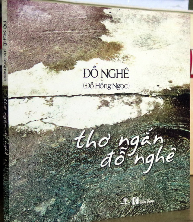 Và trong mắt nàng thời gian bốc khói...