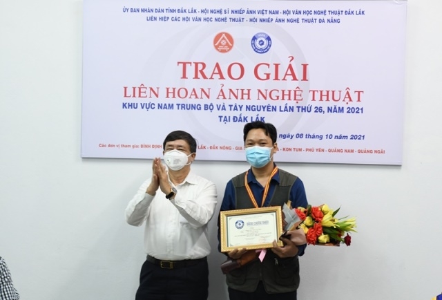 Trao Giải thưởng Liên hoan ảnh nghệ thuật khu vực Nam Trung Bộ và Tây Nguyên lần thứ 26 bằng hình thức trực tuyến