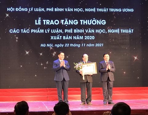 Trao thưởng cho các cá nhân, đơn vị tiêu biểu trong lĩnh vực lý luận, phê bình văn học, nghệ thuật