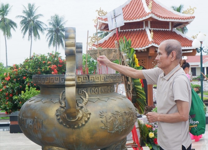 Đoàn Văn nghệ sĩ kháng chiến Khu 5 về thăm chiến trường xưa