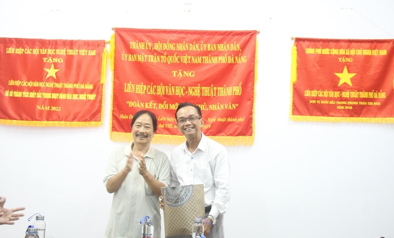 Tiếp đoàn văn nghệ sĩ tỉnh Gia Lai