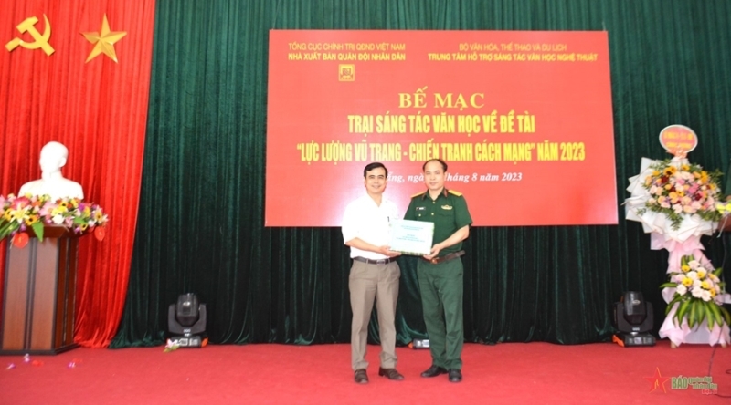 Bế mạc trại sáng tác văn học về đề tài “Lực lượng vũ trang - Chiến tranh cách mạng” năm 2023