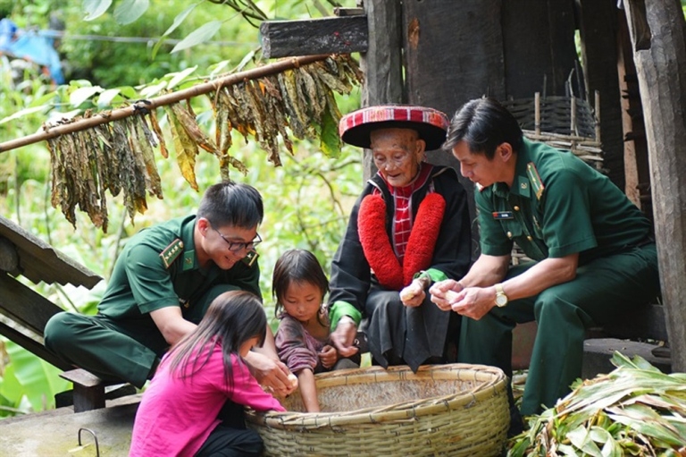 Cán bộ, đảng viên thực hiện tốt trách nhiệm nêu gương để bảo vệ nền tảng tư tưởng của Đảng